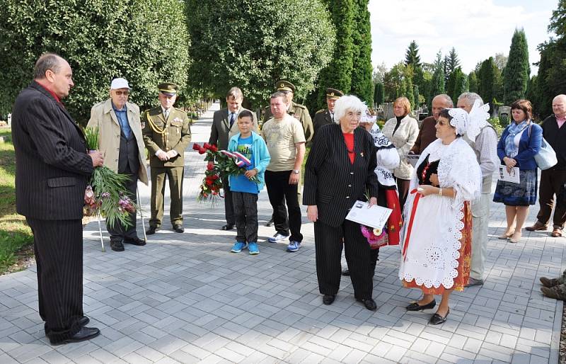 Na Městském hřbitově v Duchcově v pondělí odpoledne uctili památku amerických letců sestřelených nad dolem Alexandr.