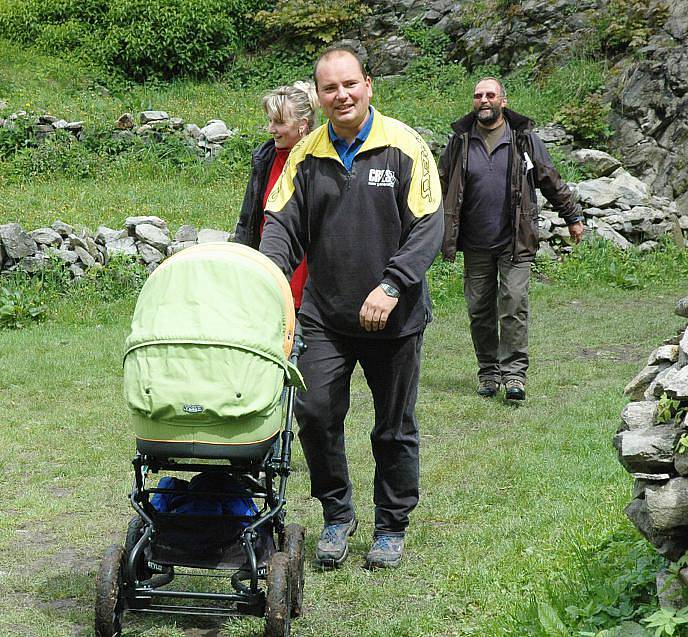 POZNÁVAČKA. Určit správně, o jaký jde jehličnan, poznat brouky, žijící v lese nebo nařezat dříví na polena, to bylo jen několik z úkolů, které lesníci pro děti a jejich rodiče v Kostomlatech připravili. 