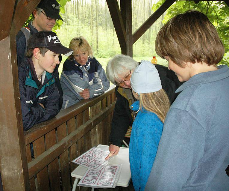 POZNÁVAČKA. Určit správně, o jaký jde jehličnan, poznat brouky, žijící v lese nebo nařezat dříví na polena, to bylo jen několik z úkolů, které lesníci pro děti a jejich rodiče v Kostomlatech připravili. 