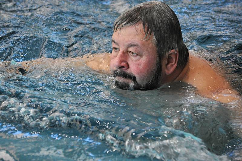 Foto ze soutěže ve štafetovém plavání seniorů „Přeplavme svůj La Manche“ v teplickém Beethovenu. V Teplicích se zapojili Senzační senioři - Klub Zvonkohra.