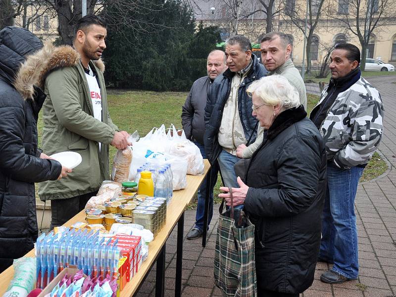 Tepličtí bezdomovci dostávali jídlo, prádlo a pití.