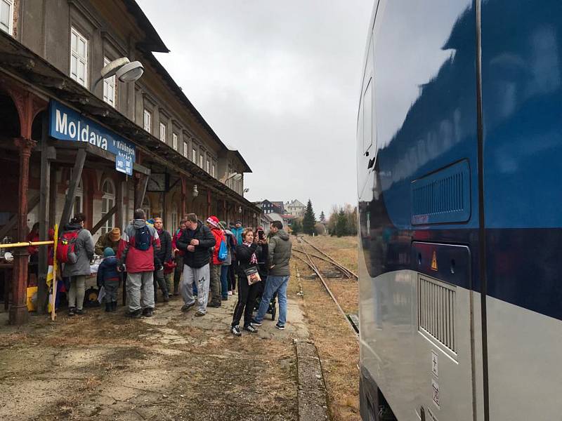 Do hor opět jezdí motoráčky i souprava přezdívaná Žralok.