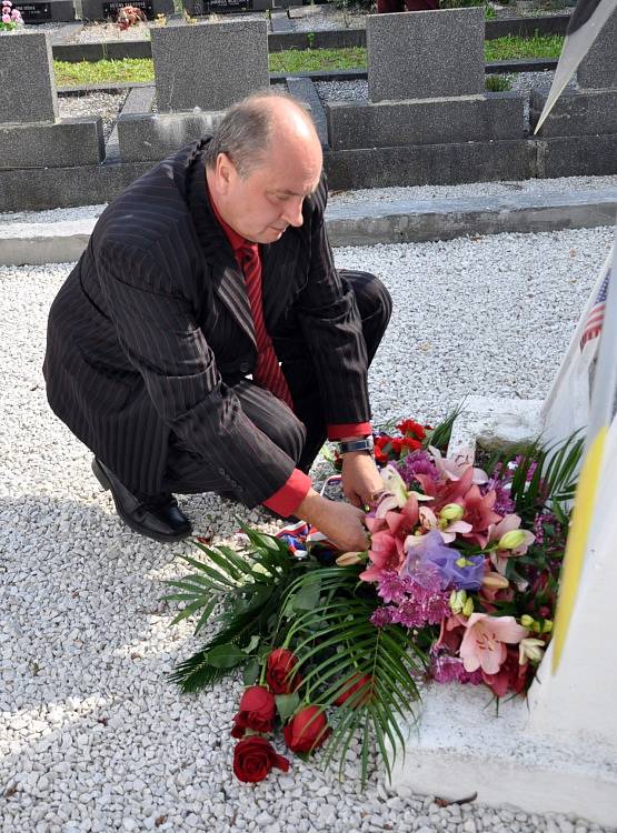 Na Městském hřbitově v Duchcově v pondělí odpoledne uctili památku amerických letců sestřelených nad dolem Alexandr.