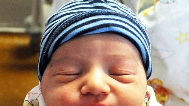 SEBASTIAN BASEL ŠIMON se narodil Adéle Šimonové z Kladrub 28. prosince ve 2.08 hod. v teplické porodnici. Měřil 49 cm a vážil 3,35 kg.