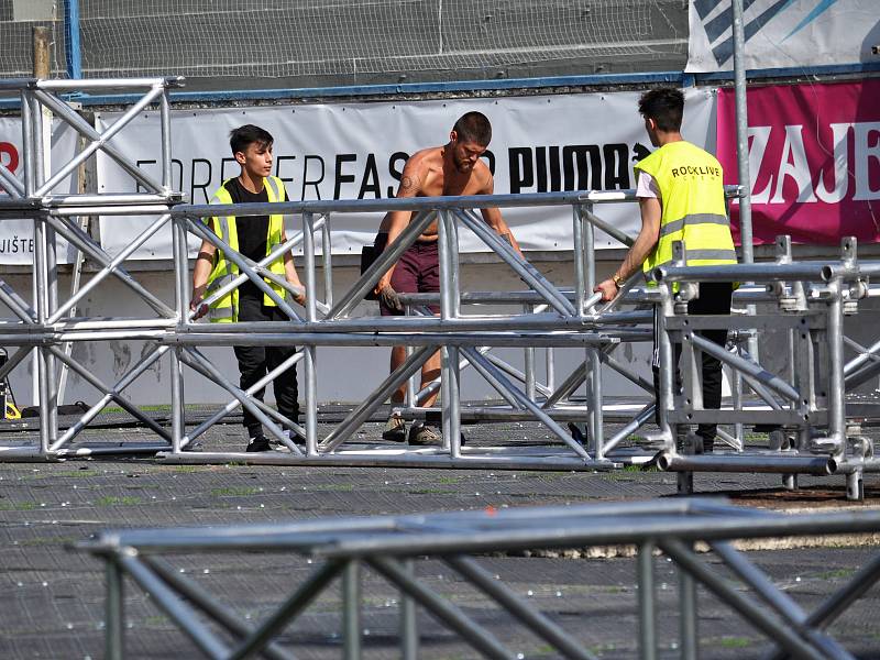 Teplice Stavba pódia pro skupinu Kabát na teplickém stadiou