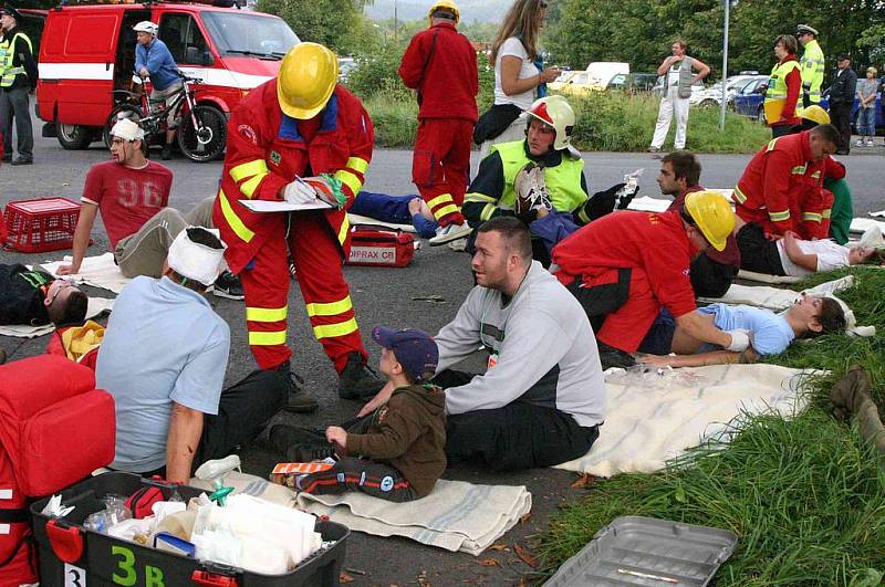 Složky IZS zasahují na místě fingované dorpavní nehody 