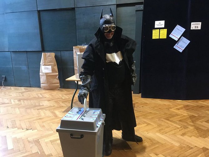 Teplický hvězdář Radim Neuvirt přišel k volbám v obleku Batmana.