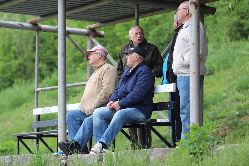 V I. A třídě porazil Oldřichov (v bílém) Křešice jednoznačně 5:1.