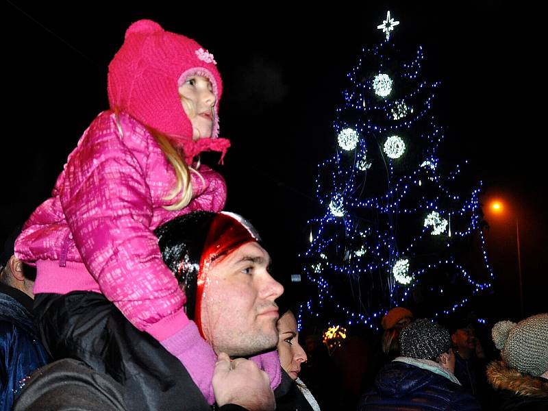 Rozsvícení vánočního stromku v Proseticích v roce 2018.
