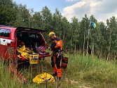 Hasiči pomáhali v srpnu 2021 u Holého vrchu na Teplicku vyprostit paraglidistu uvízlého na stromě.