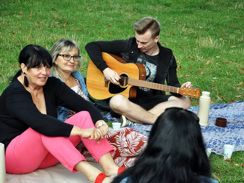 Nezisková organizace Spolu proti samotě pořádala první piknik v Zámecké zahradě.