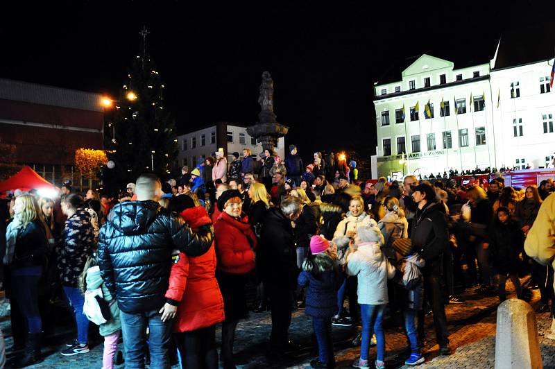 Tradiční slet andělů a vzpomínka 30. výročí sametové revoluce na náměstí Svobody.