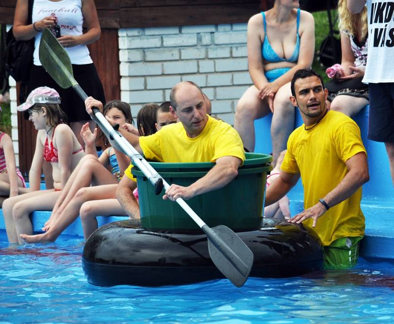 Vodní hrátky zahájily sezonu na koupališti v Dubí 