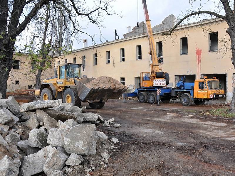 Demolice objektů bývalých kasáren v Bílině.