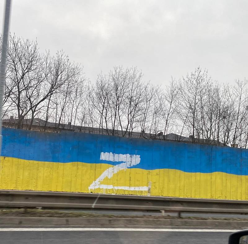 Někdo přes dvacetimetrovou ukrajinskou vlajku namalovanou barvou na protihlukové zdi na silnici u stadionu v Teplicích vytvořil bílou barvou symbol písmene "Z".