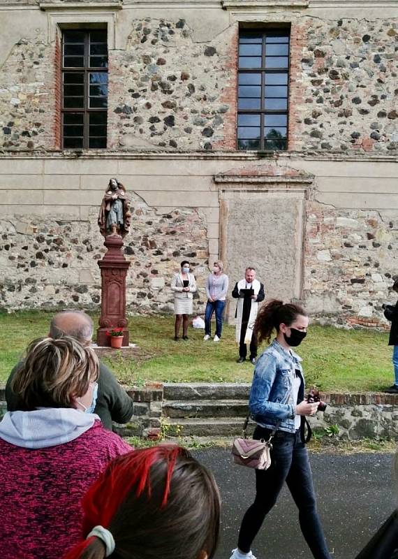 Žehnání obnovené sochy sv. Jakuba Většího v Mrzlicích na Hrobčicku.