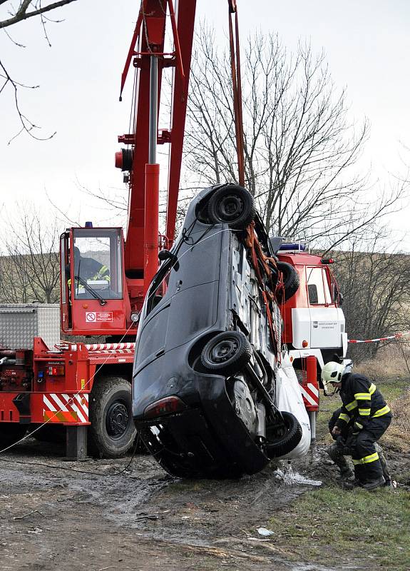 Vyprošťování potopeného osobního automobilu z oprámu Vápenka