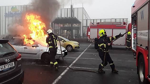 Před supermarketem Albert v Teplicích hořelo v neděli ráno auto.