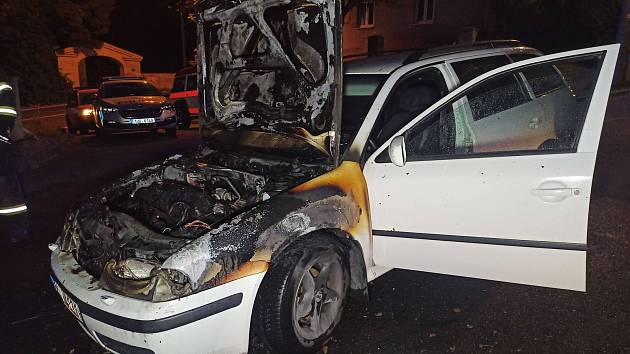 V Bořislavi vzplálo auto. Plameny hrotili hasiči.