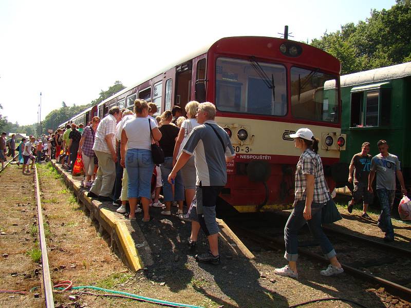 Motorový vůz řady 810, přezdívaný Orchestrion, v železniční stanici Osek - město.
