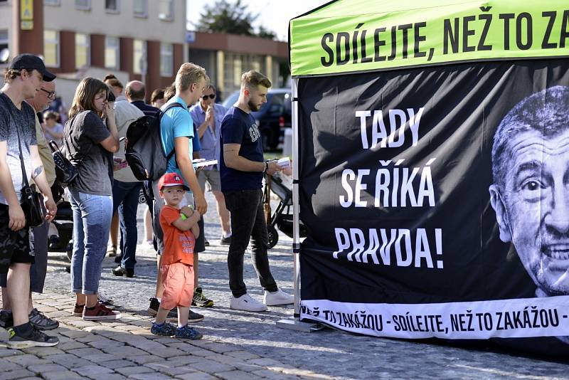 Autogramiáda premiéra Andreje Babiše na teplickém náměstí Svobody.