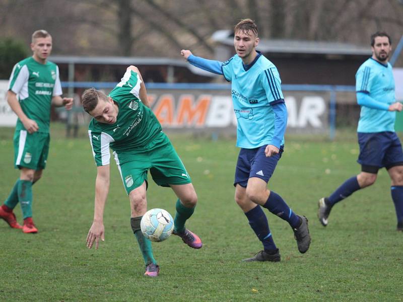 Baník Modlany (v zeleném) doma porazil FK Jílové 2:1.