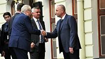 Petr Benda jako novopečený majitel Hotelu Prince de Ligne v Teplicích vítal v listopadu 2016 prezidenta Miloše Zemana, který v hotelu poobědval v rámci návštěvy Ústeckého kraje.
