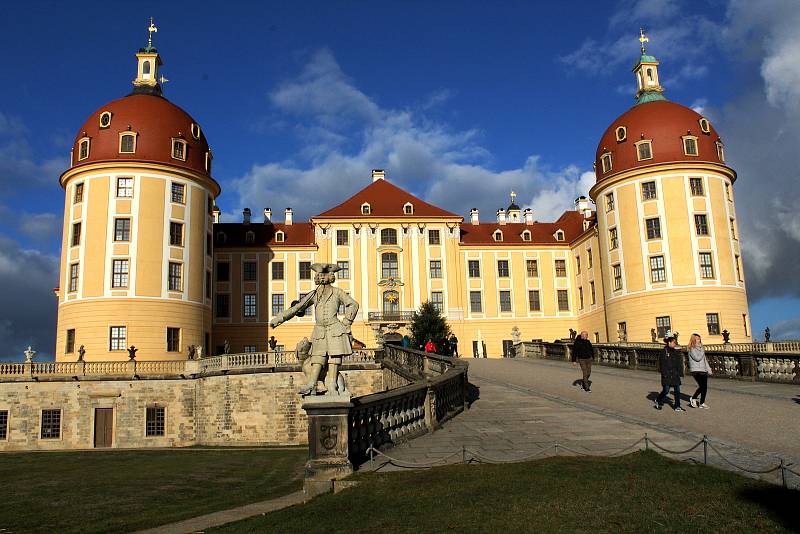 Filmovou pohádku opět připomíná výstava v zámku Moritzburg, kde se točily některé scény, v sousedním Sasku.