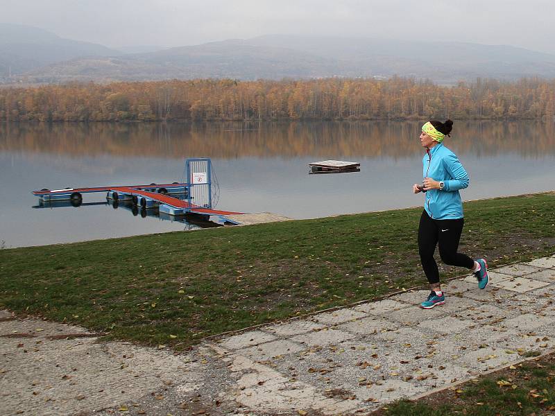 Přírodní koupaliště Barbora v Oldřichově v podzimním čase.