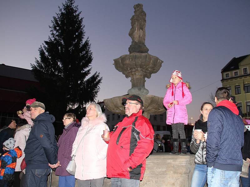 Předvánoční akce v Teplicích. Pohádka a slet andělů v rámci rozsvícení vánoční výzdoby Galerie Teplice.