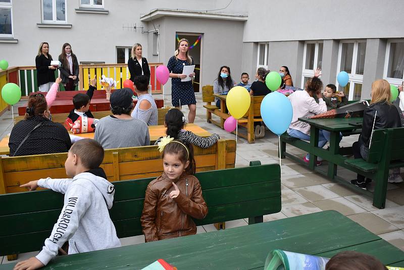 Dvacet dva prvňáčků přivítali v úterý 1. září v teplické základní škole Maxe Švabinského.