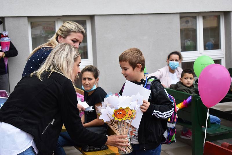 Dvacet dva prvňáčků přivítali v úterý 1. září v teplické základní škole Maxe Švabinského.