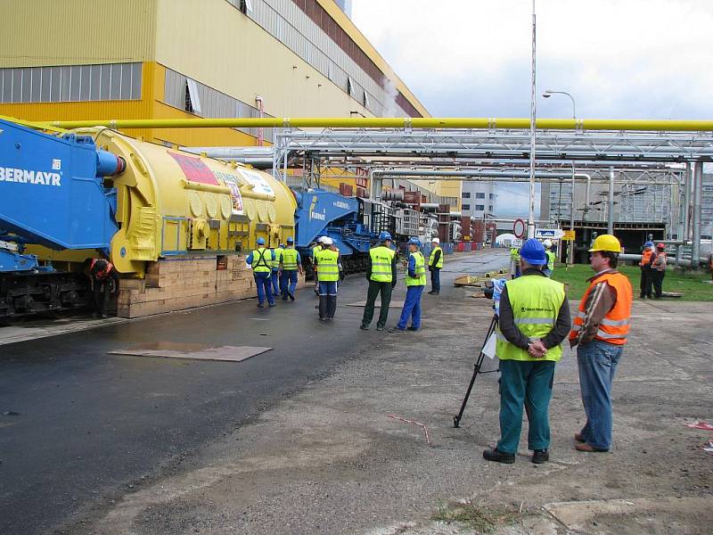 Srdce turbosoustavy dorazilo do Ledvic, teď putuje na své místo v elektrárně