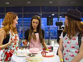 Modelka Taťána Makarenko (uprostřed) uspěla s mrkvovým dortem. Pečení ji baví.