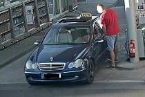 Kamerou zachycený podezřelý muž na čerpací stanici.