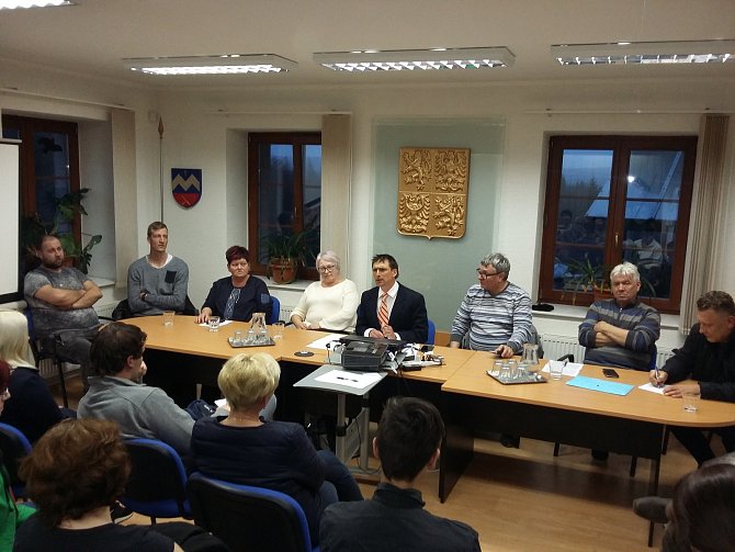 Zastupitelstvo na Moldavě, starosta Michal Cuc s kravatou uprostřed, Eva Kardová vedle něj vlevo.
