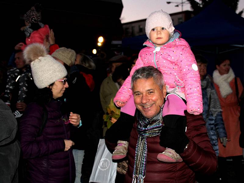 Předvánoční akce v Teplicích. Pohádka a slet andělů v rámci rozsvícení vánoční výzdoby Galerie Teplice.