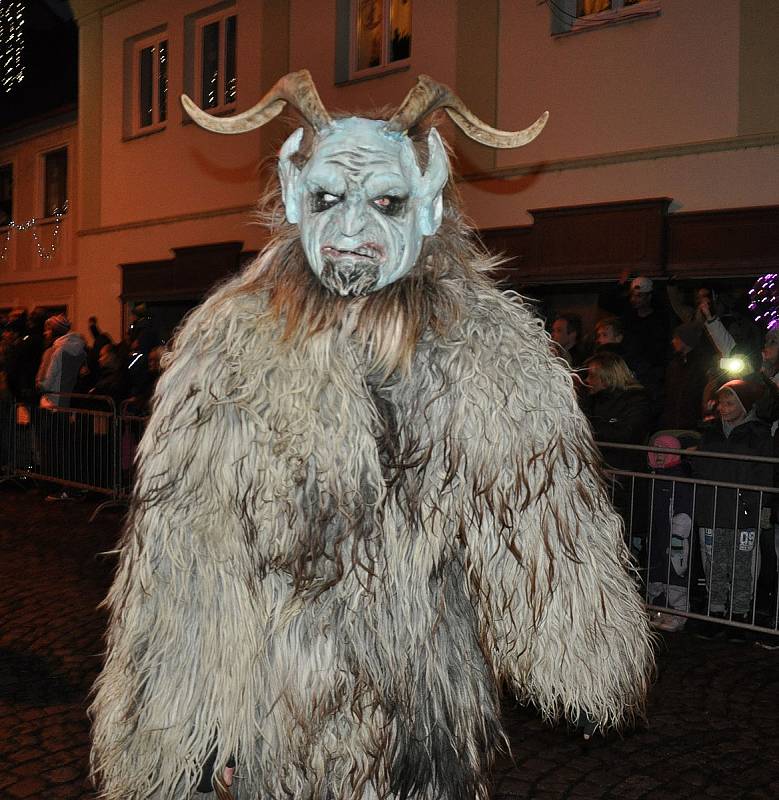 Čerti a Krampusáci na náměstí Republiky v Duchcově.