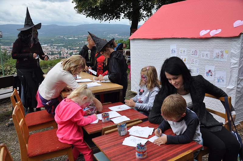 Hrad Doubravka se proměnil v pohádkovou říši plnou boje dobra se zlem.