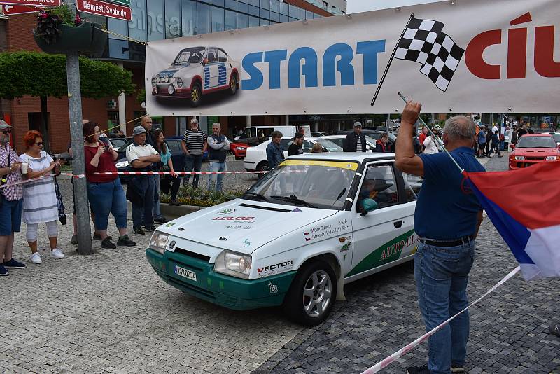 Teplice, Legendy Rallye Sklo Union Teplice. Z náměstí Svobody odstartovalo 25 závodních aut různých značek a kubatur, která se vydala na trať  Teplice, Dubí, Osek, po hřebenech hor na Cínovec a Fojtovice, s cílem v Teplicích na Panoramě.