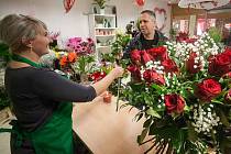 Valentýn v obchodě s květinami.