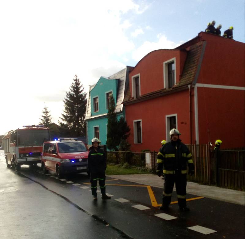 Vítr řádil i v Proboštově na Teplicku. Kromě polomů také odfoukl kus střechy na domku rodiny Mouchových.