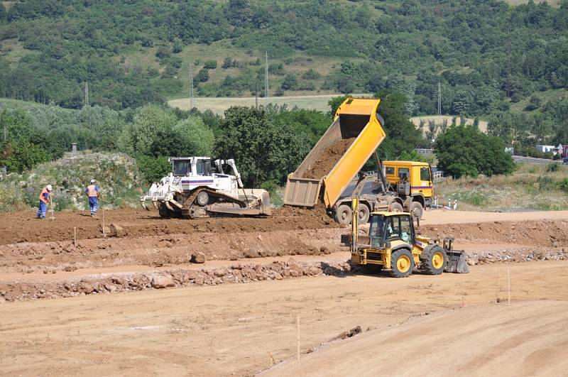 Stavba dálnice D8 v úseku mezi Radejčínem a Řehlovicemi.