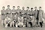 B mužstvo TJ STalinovy závody Litvínov v roce 1960 před utkáním v sousední Louce.
