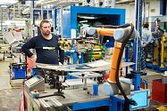Robot v hodnotě několika milionů korun významně pomáhá k tomu, aby se studenti naučili pracovat se zařízeními, se kterými se reálně v provozu setkají.