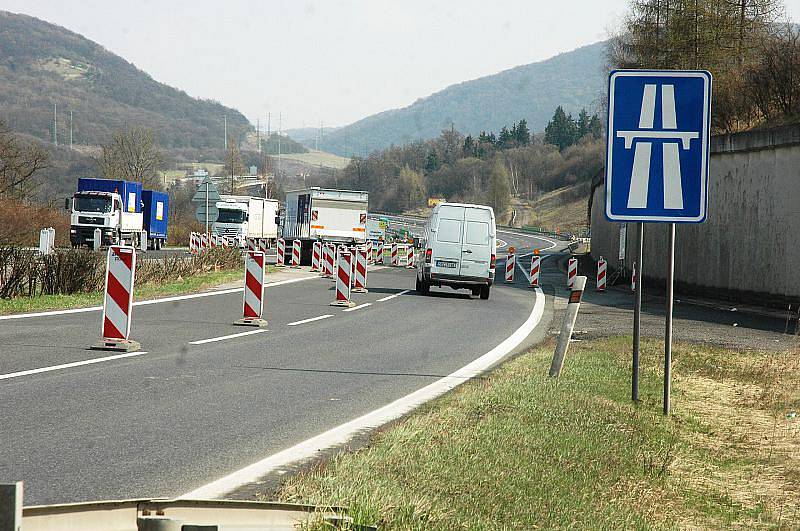 Doprava na dálnici D8 je svedena do levého jízdního pruhu, rychlost je omezena na 80 km/h. 