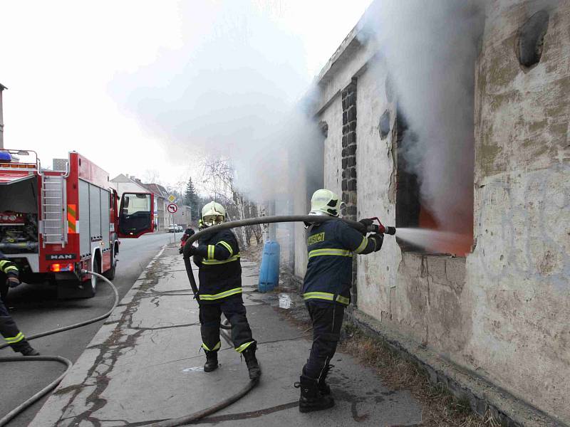 Hasiči zasahují u požáru odpadu v opuštěném objektu v bílinské Důlní ulici