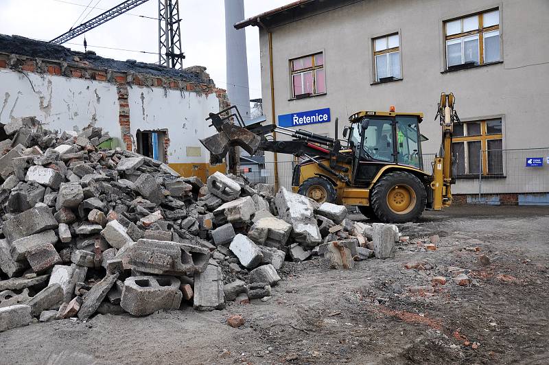 Stavba za asi 945 milionů korun přinese kromě zkrácení jízdní dob také zvýšení bezpečnosti cestujících vybudováním mimoúrovňových nástupišť s bezbariérovým přístupem.