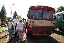 Motorový vůz řady 810, přezdívaný Orchestrion, v železniční stanici Osek - město.