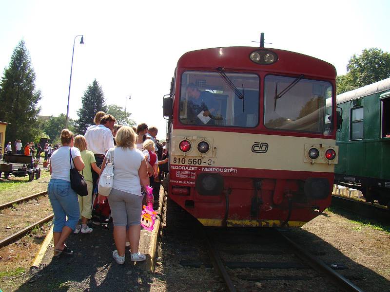 Motorový vůz řady 810, přezdívaný Orchestrion, v železniční stanici Osek - město.